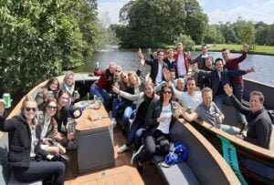 Party boot door de grachten