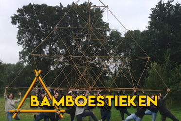 Mega bamboe toren bouwen