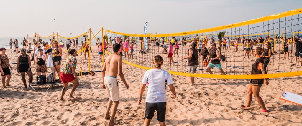 beachvolleybal op het strand spelen! bedrijfsuitje grote groep