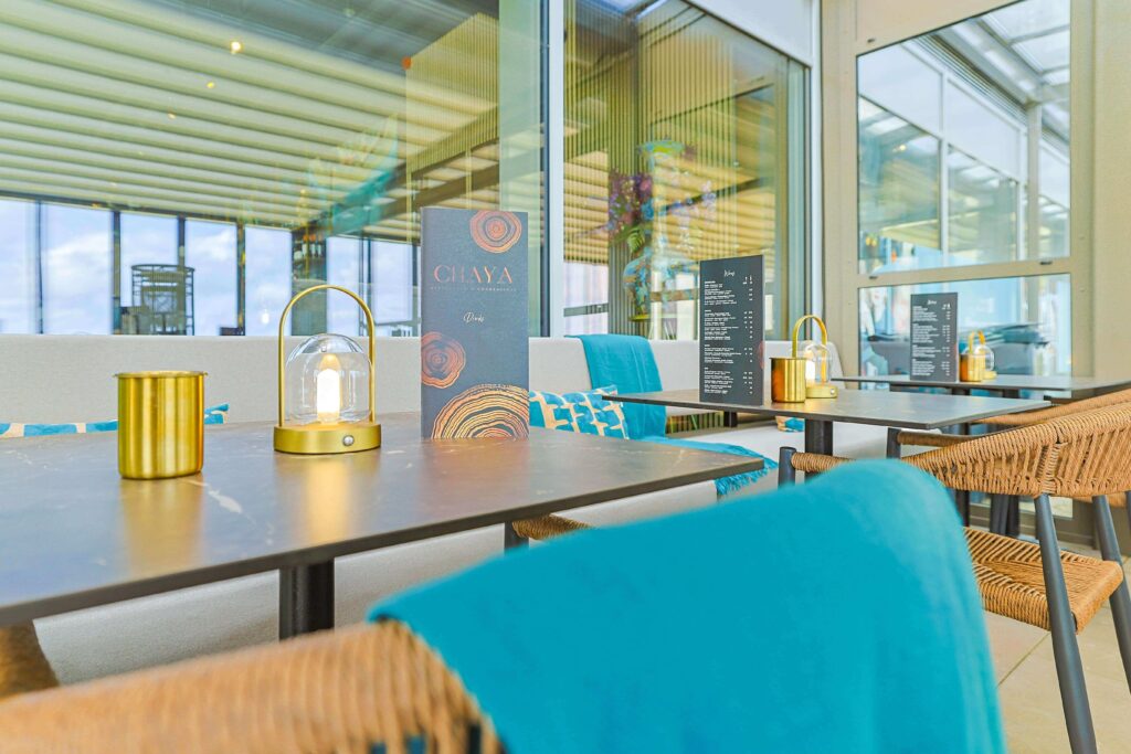chaya restaurant en cocktail terras met uitzicht op de boulevaard