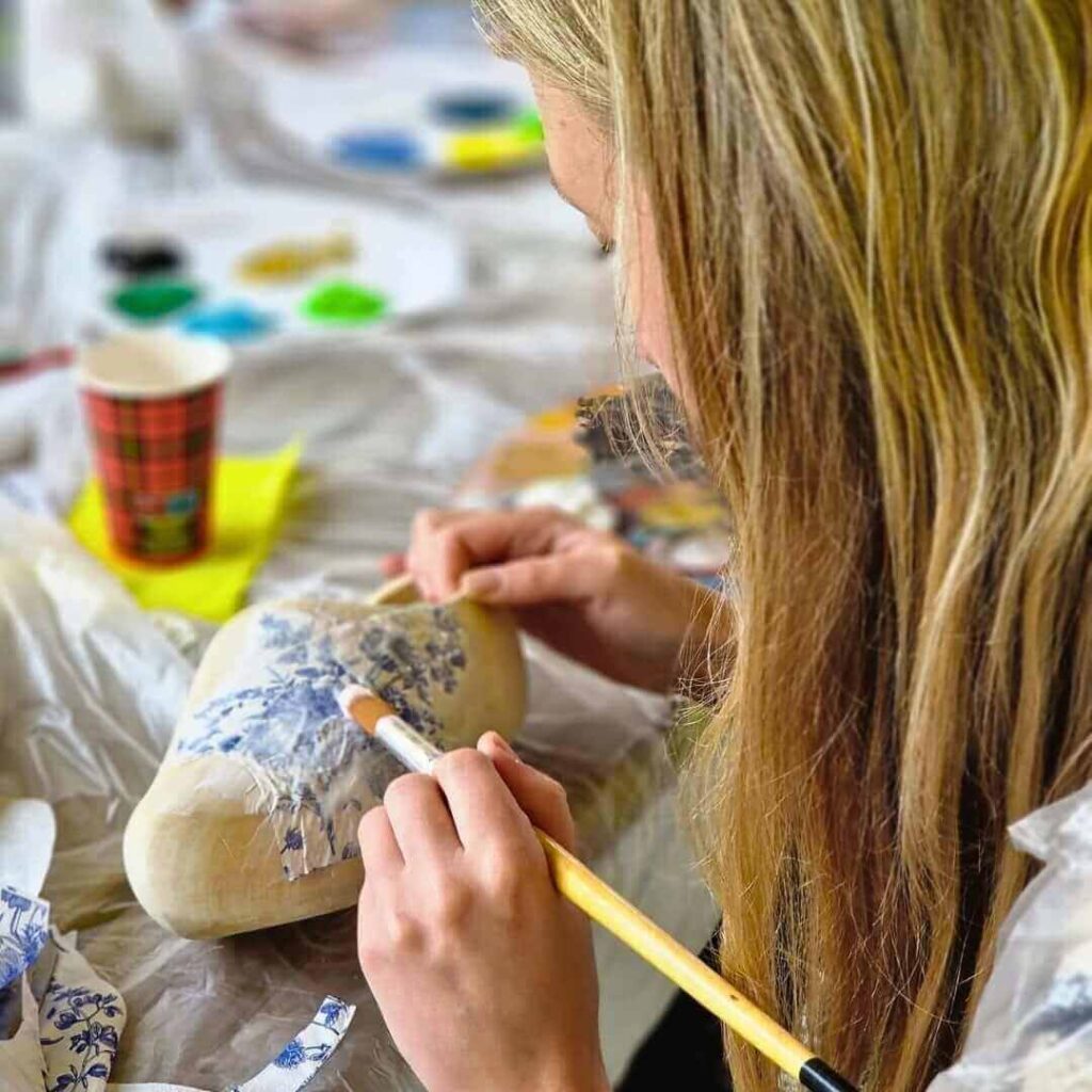 workshop klompen pimpen met lijm en tissues