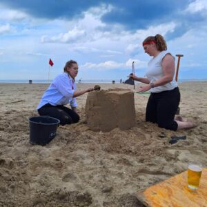 zandsculpturen op het strand van Scheveningen