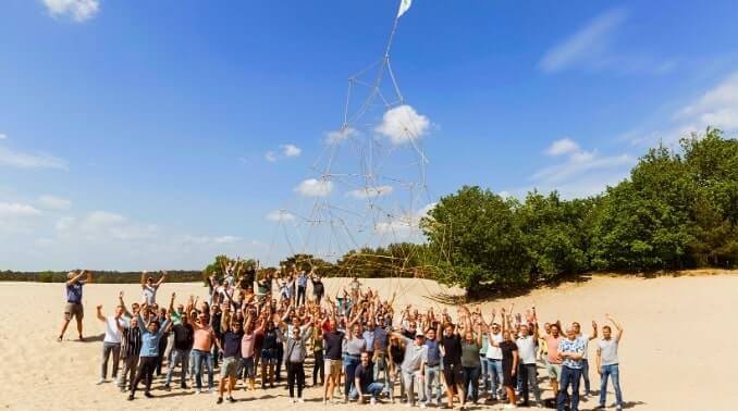 mege bamboe toren op locatie