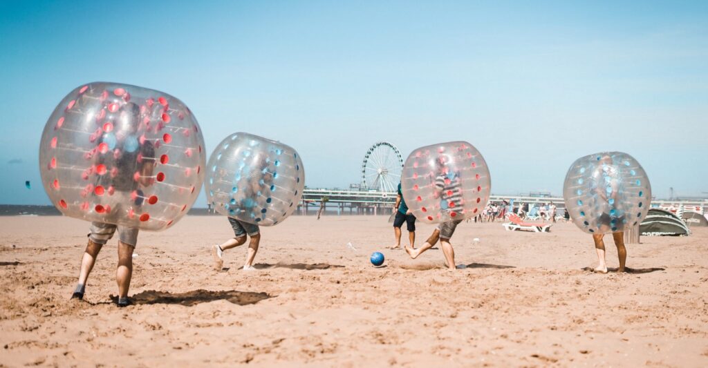 Deelnemers ervaren plezier tijdens een bedrijfsuitje bij Flitz-Events
