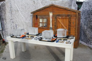 Samenwerken aan een ijssculptuur tijdens de workshop ijssculpturen maken.